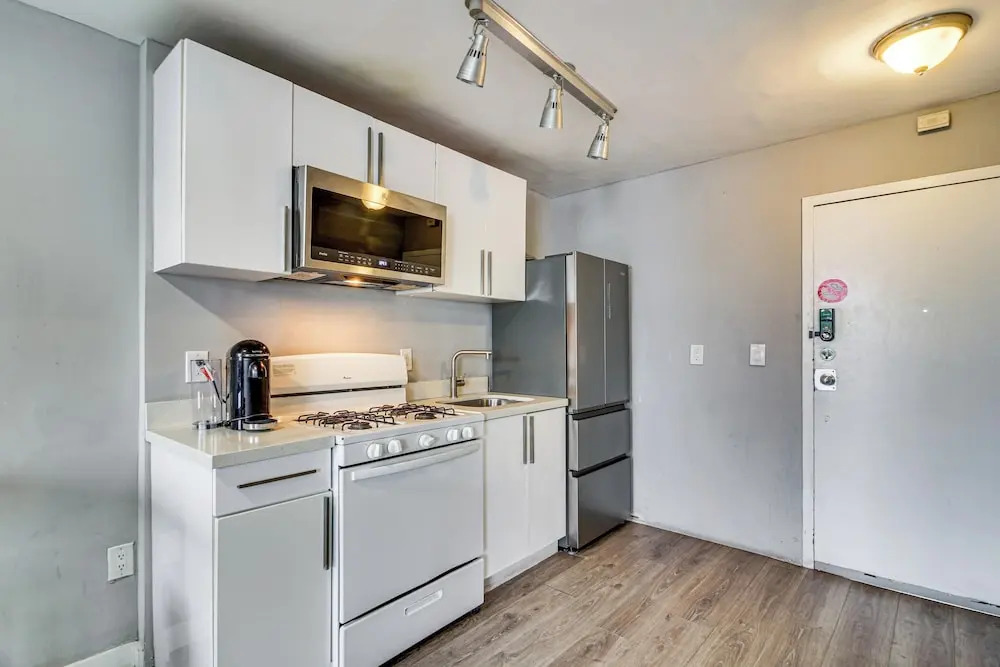 2 Blocks to Shore! Chic South Beach Studio