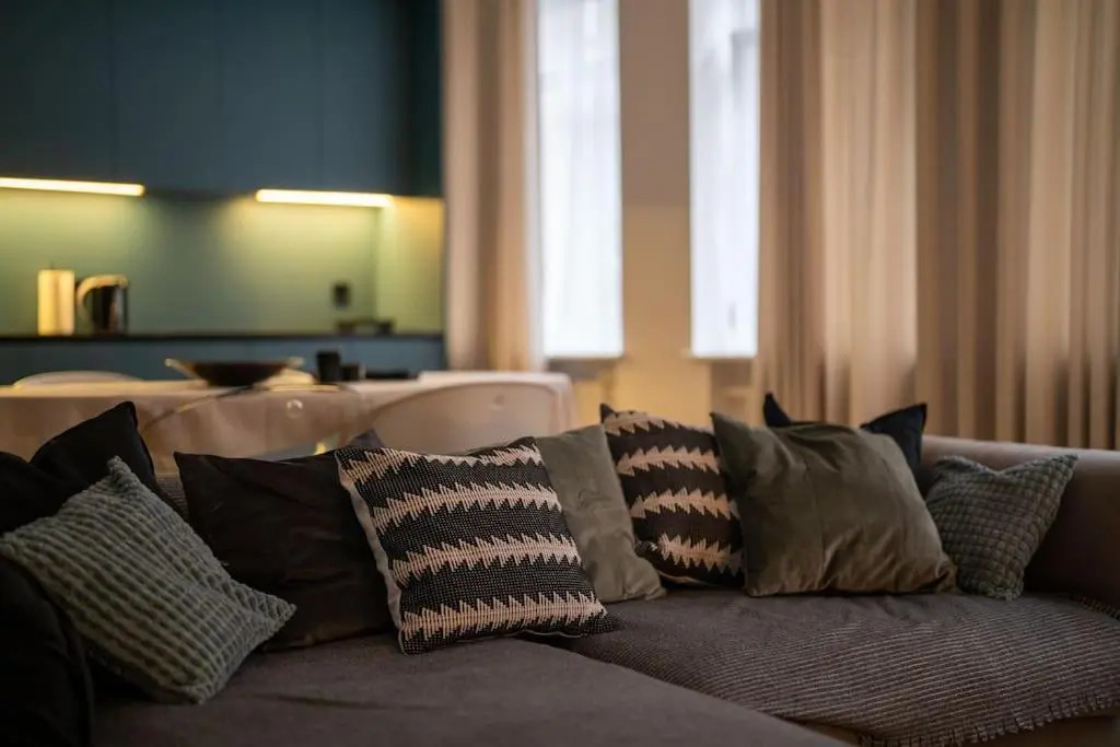 3 BD Old Town Apartment by Hostlovers