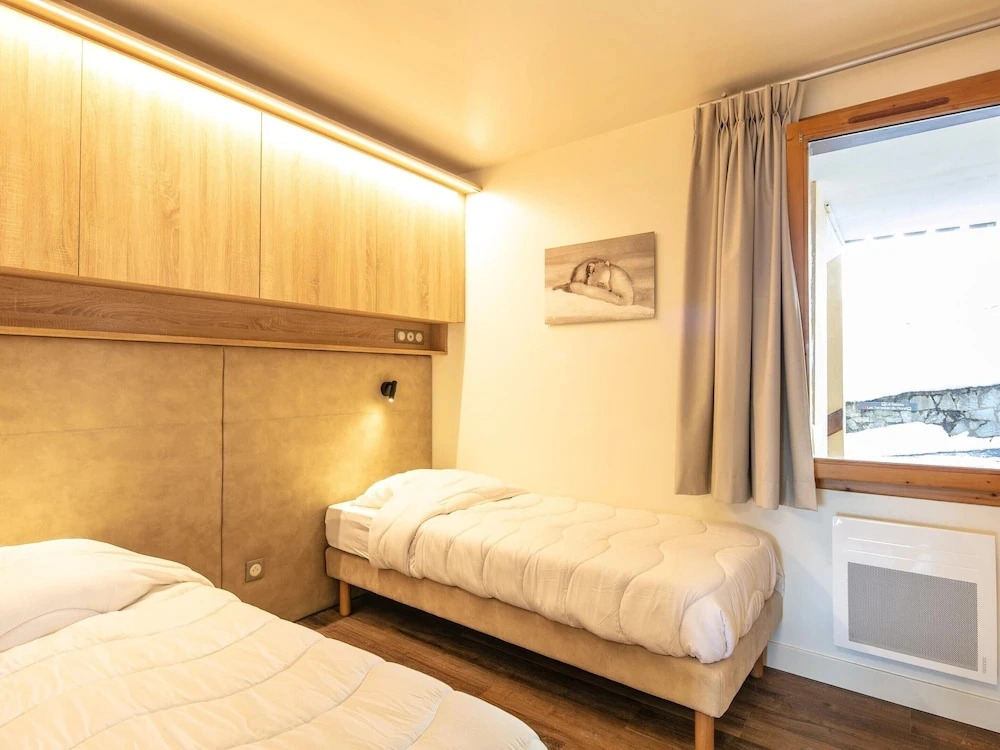 Cozy Alpine Stay for 5 in Doucy