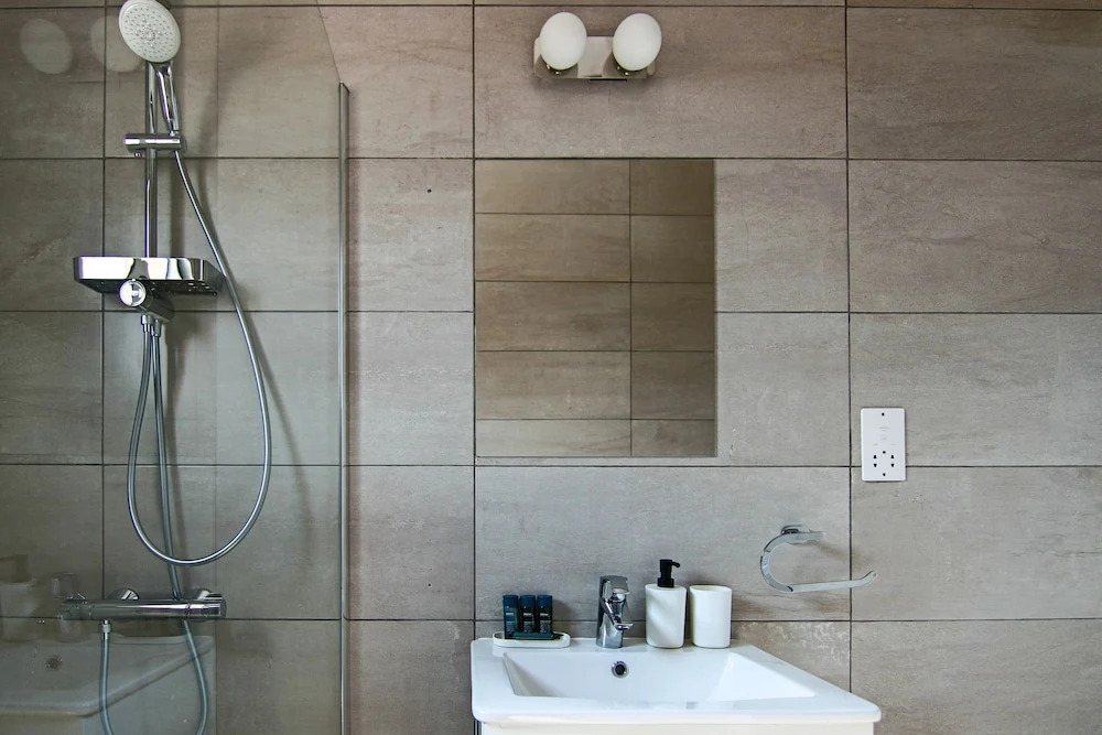 Phaedrus Living: Cityview Luxury Flat Walnut Grove 304