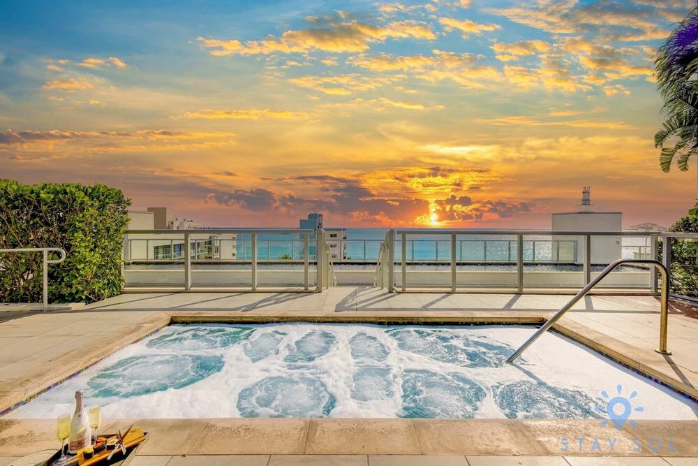 Beautiful Apartment w Rooftop Pool and Amenities