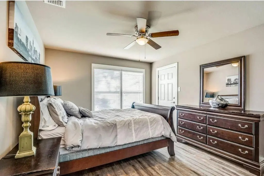 Cozy Haus Relaxing 'Home Base' WiFi Location Close to Town and Rivers, Schlitterbahn, Gruene