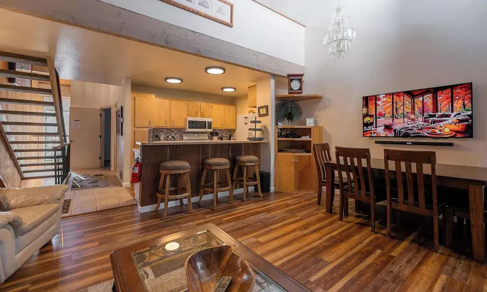 Creekside Chalet, Stay for 6