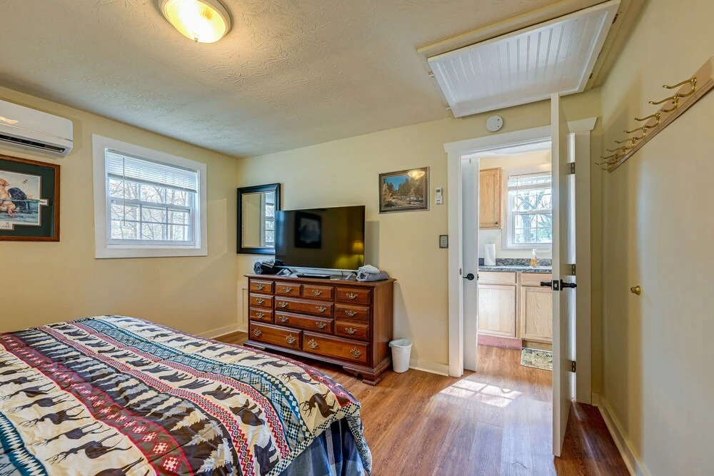 Ski & hike/Shared Hot tub: Cozy Whittier Retreat