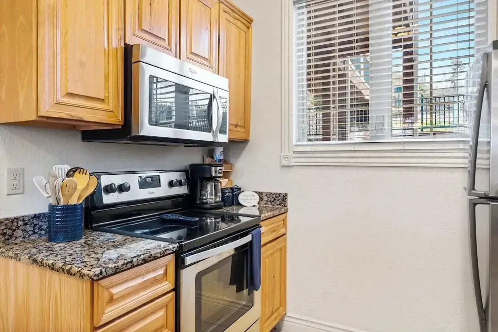 Cliffside Lake Retreat - 2 Bdr, Walk to Table Rock