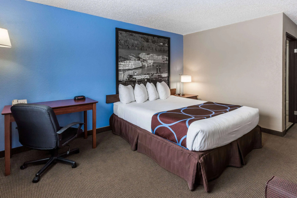 Super 8 by Wyndham Dubuque