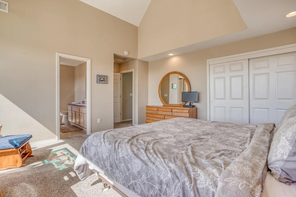 Cozy Gathering Space and Sparkling Amenities - Charming Seaside Haven