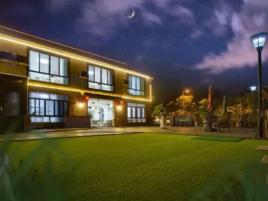 811 Courtyard