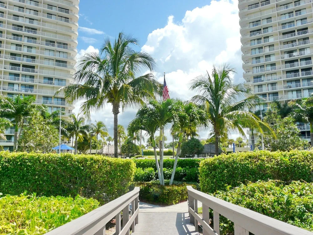 Stylish Beachfront Condo With Pool and Ocean Views