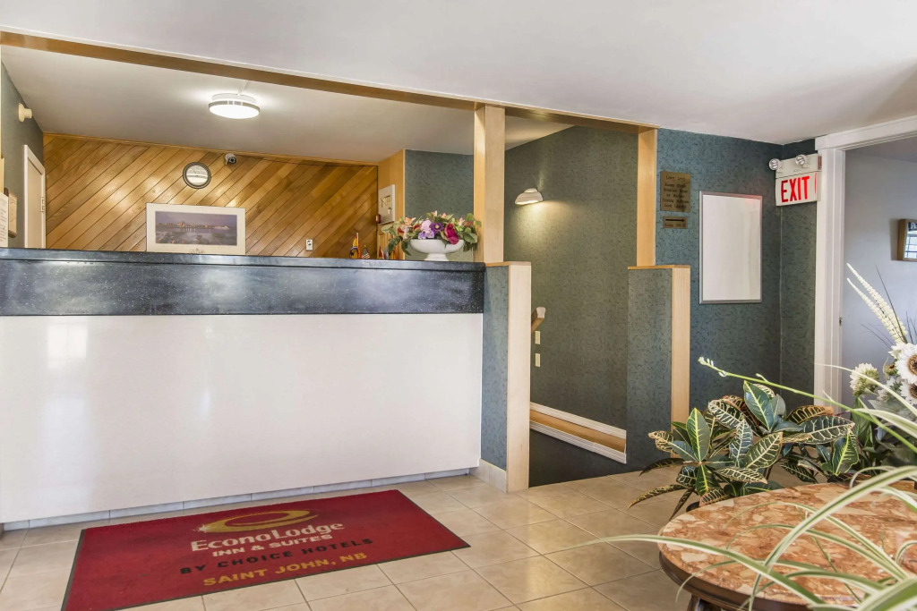 Econo Lodge Inn & Suites