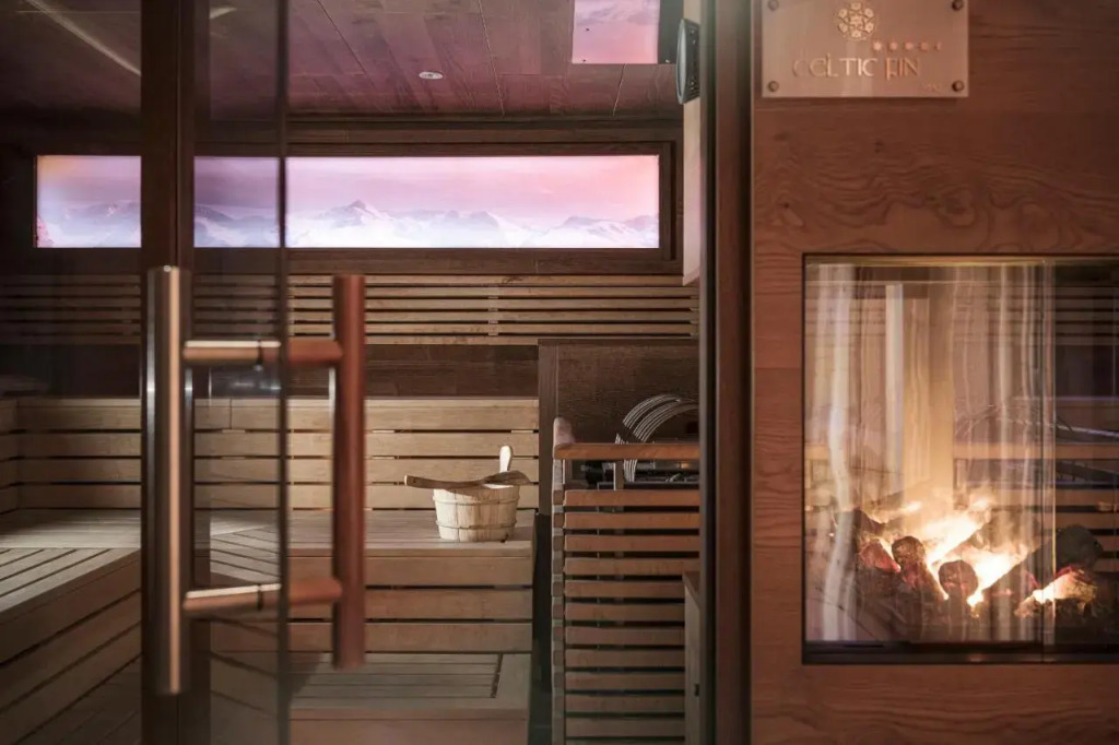 Hotel Norica - Thermenhotels Gastein mit dem Bademantel direkt in die Therme