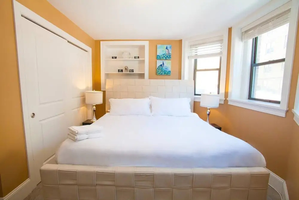 Lux Condo Near Boston - 3 King Beds 2 Bath-parking