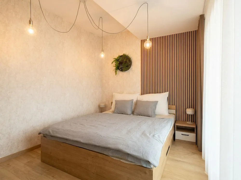 8-Min to Airport 1BR & 1LR Flat