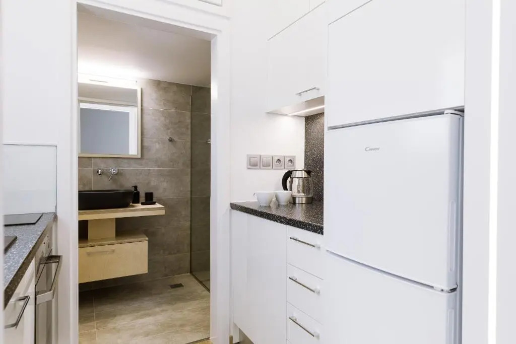 Minimal apartment on the shadow of the Acropolis