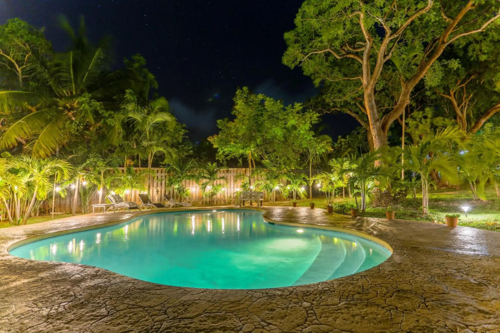 DreamSpace Cottage, Private Pool, Lush Garden, Car Included
