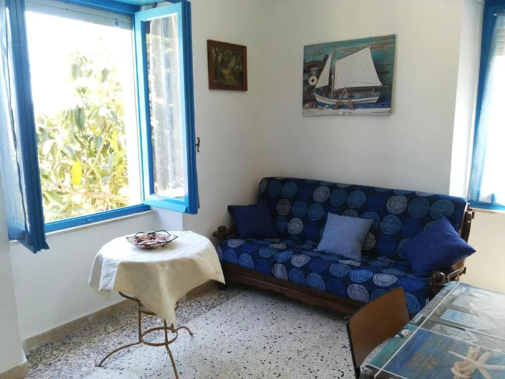 Casa indipendente immersa nel verde con vista mare