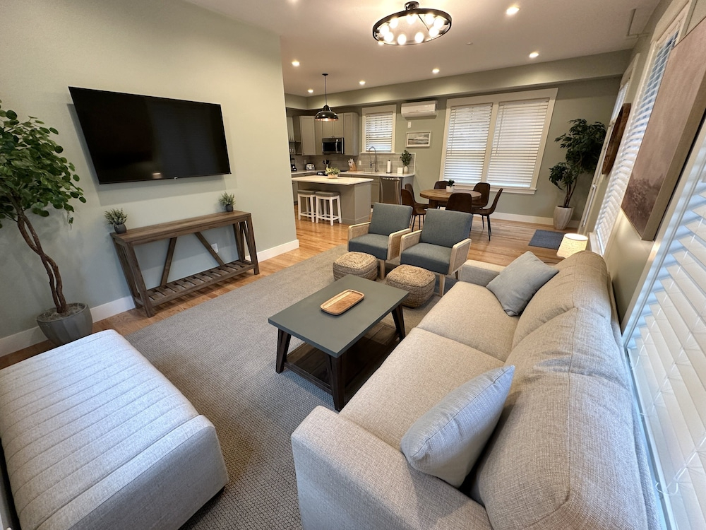 Brand New! 2 Bed W/ Private Deck 2 Bedroom Apts