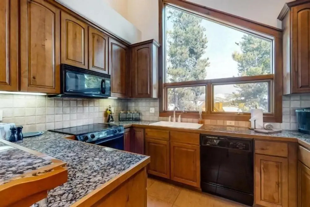 Ski-in/ski-out 3 Bedroom Townhome at Snowflake Lift With Private Hot Tub