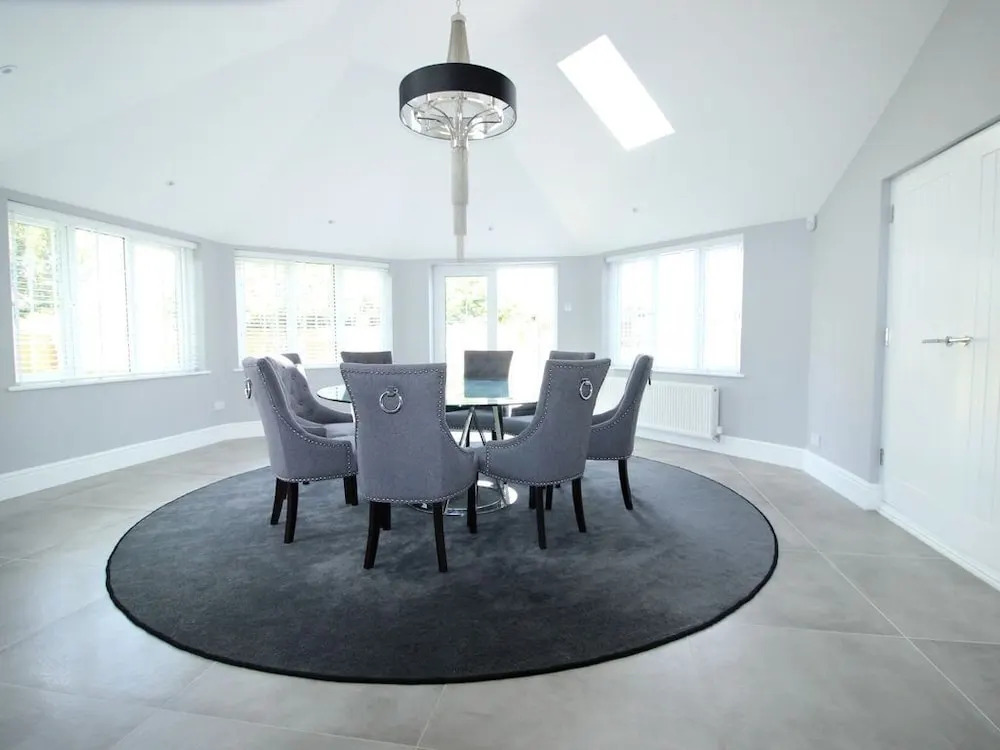 Beautiful Family Home With 42ft Pool & Cinema Room