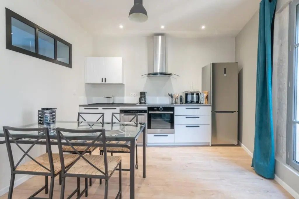 Elegant 2br with 2 bathrooms and AC close to Les Halles dAvignon Welkeys