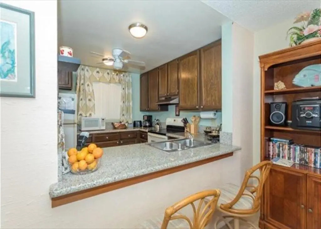 Surf & Racquet Club Lovely open and airy 2bd/2bth 2nd floor unit.