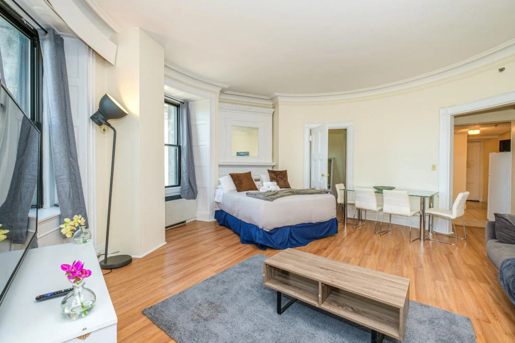 Gorgeous 1BR + View | Theatre District | Evonify