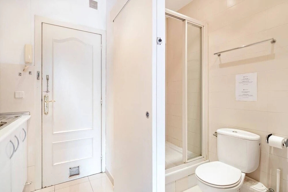 Lovely 2bed W/balcony in City Center, Near Metro