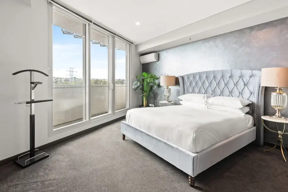 Elegant 1-bed by Riverside Park & Amenities