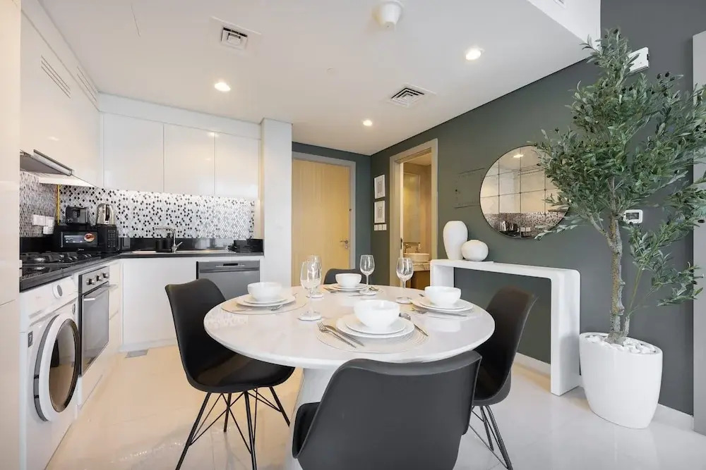 Modern Luxe 2BR in Business Bay