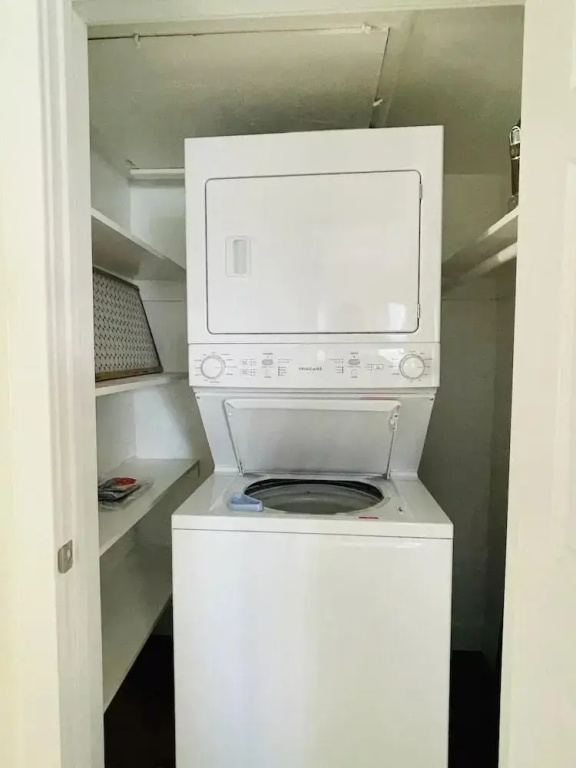 Walkable OTS Mid Century Condo-Pool