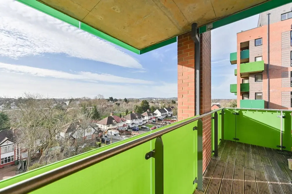 2-bed Apartment Only 15 Mins From Central London