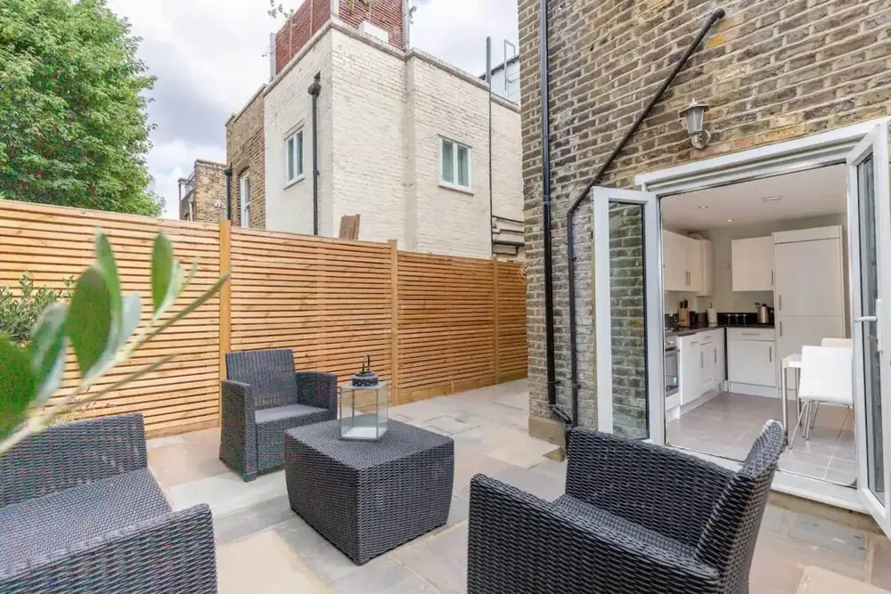 Stylish 1 Bedroom Apartment in Nine Elms With Garden