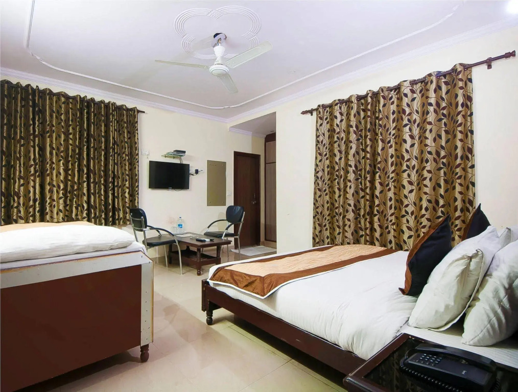 Hotel Charan Pahari