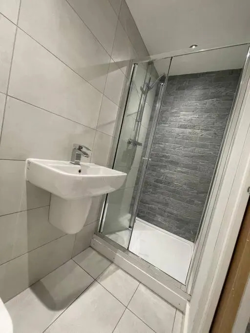 Luxury 2-Bed Apt with free parking on premises