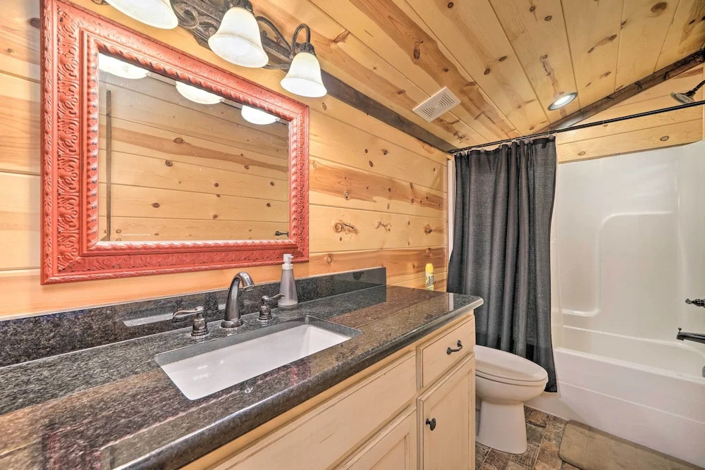 Broken Bow Escape w/ Hot Tub & Basketball Court!