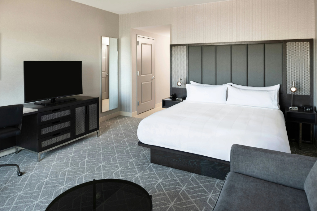 Renaissance by Marriott Boston Patriot Place Hotel