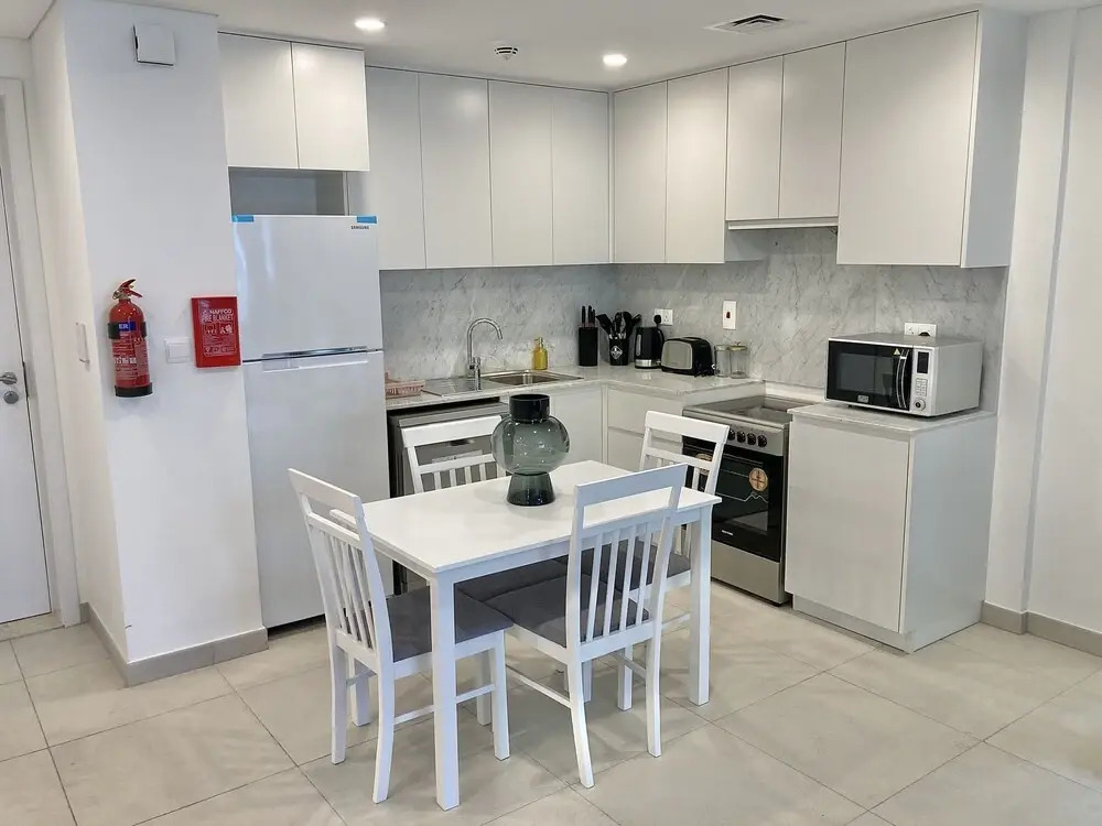 SuperHost - Lavish Condo with Burj View, Steps From Sea