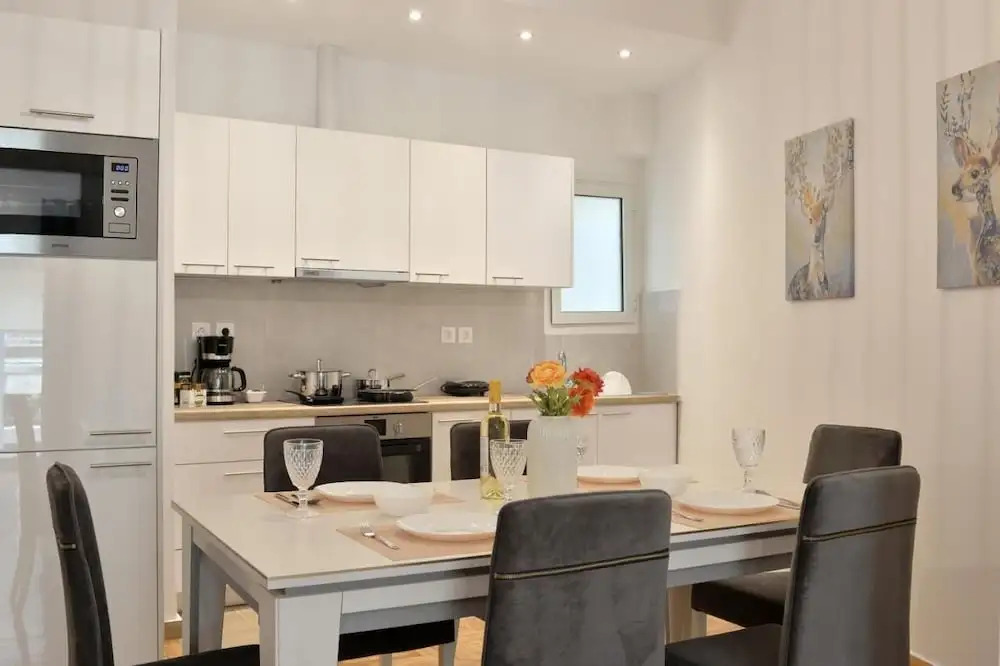GTD8210 - Acropolis Cozy Apt.
