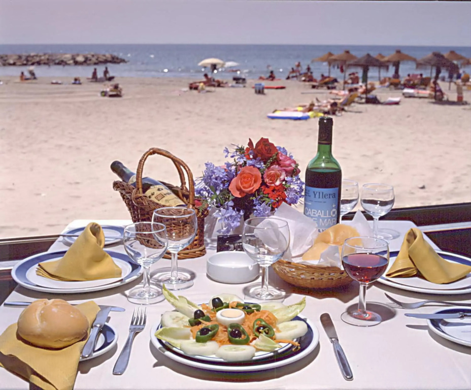 Marbella Sleeps 10 adults Secure underground car park Pool Aircon Fast Wifi