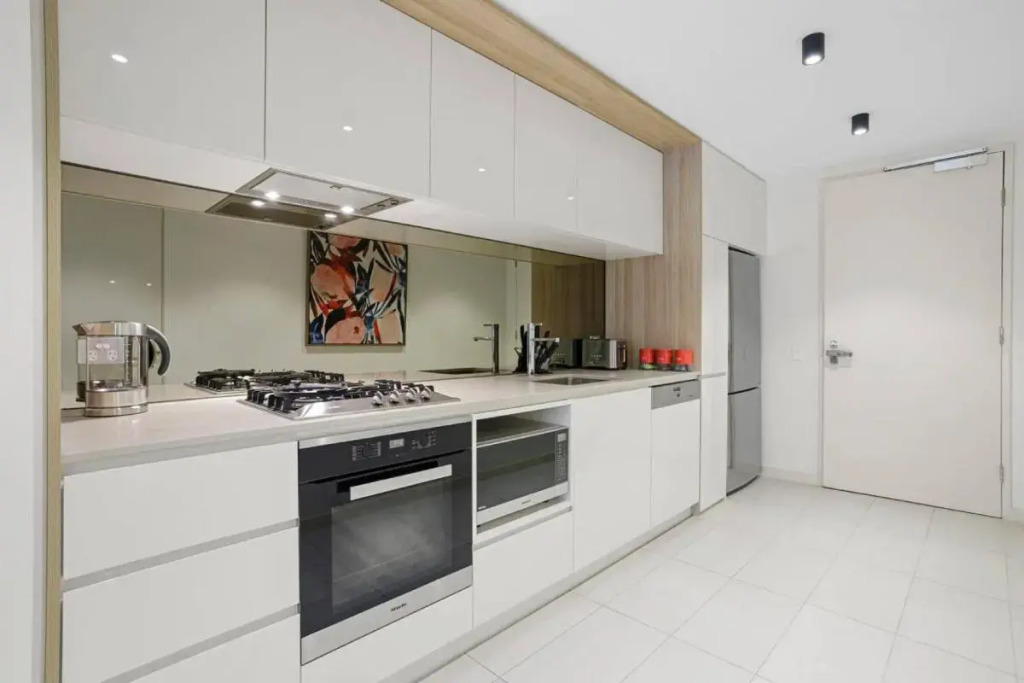 YARRA · YARRA Toorak Rd & Chapel St. Pool, Gym & Parking