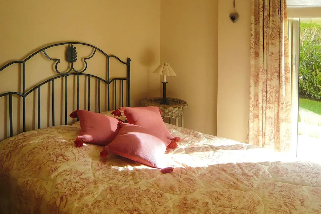 Vacation apartment with large private terrace and community pool, Cannes