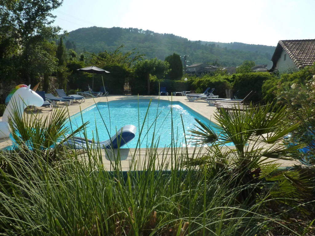 Courry Gem: Pool & Charm