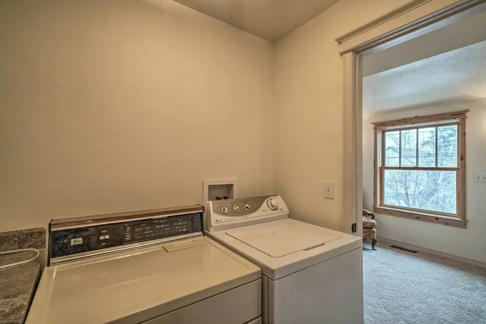 Updated Townhome w/ Hot Tub - Walk to Downtown!