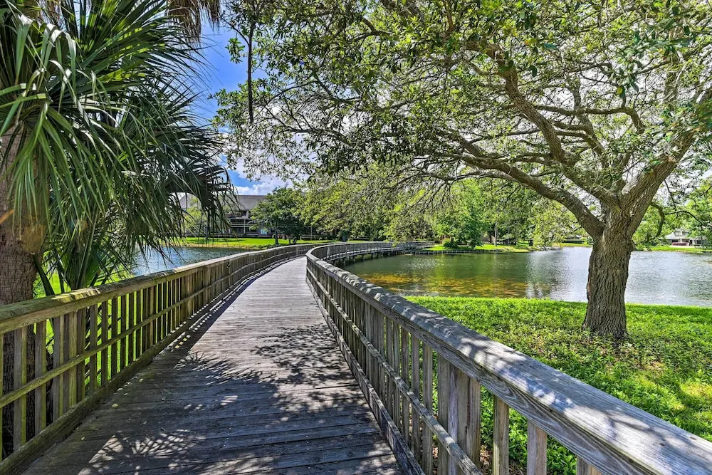 Private Deck & Pool Access: Myrtle Beach Getaway!