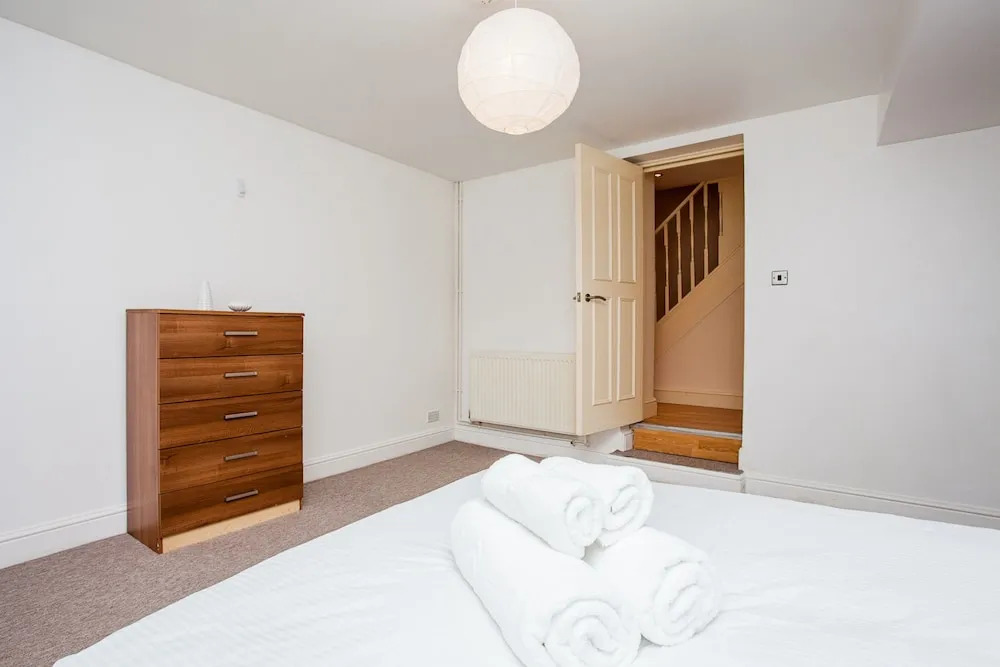 Bright &Spacious Family Home near London Bridge