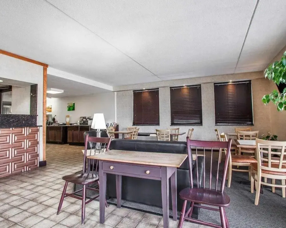 Econo Lodge Inn & Suites Outlet Village