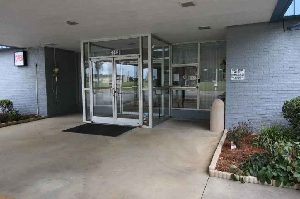 Economy Inn & Suites I-95 Exit 145 - Battleboro