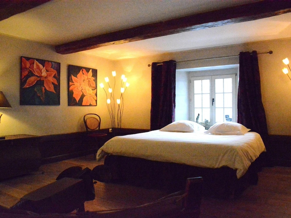 Cozy Holiday Home in Bièvre with Hot Tub