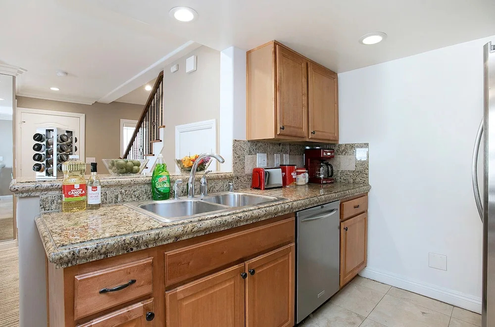 Awesome Multi Level - Large Patio - Fast WIFI - Work Desks - Self Check In! (CM-2)