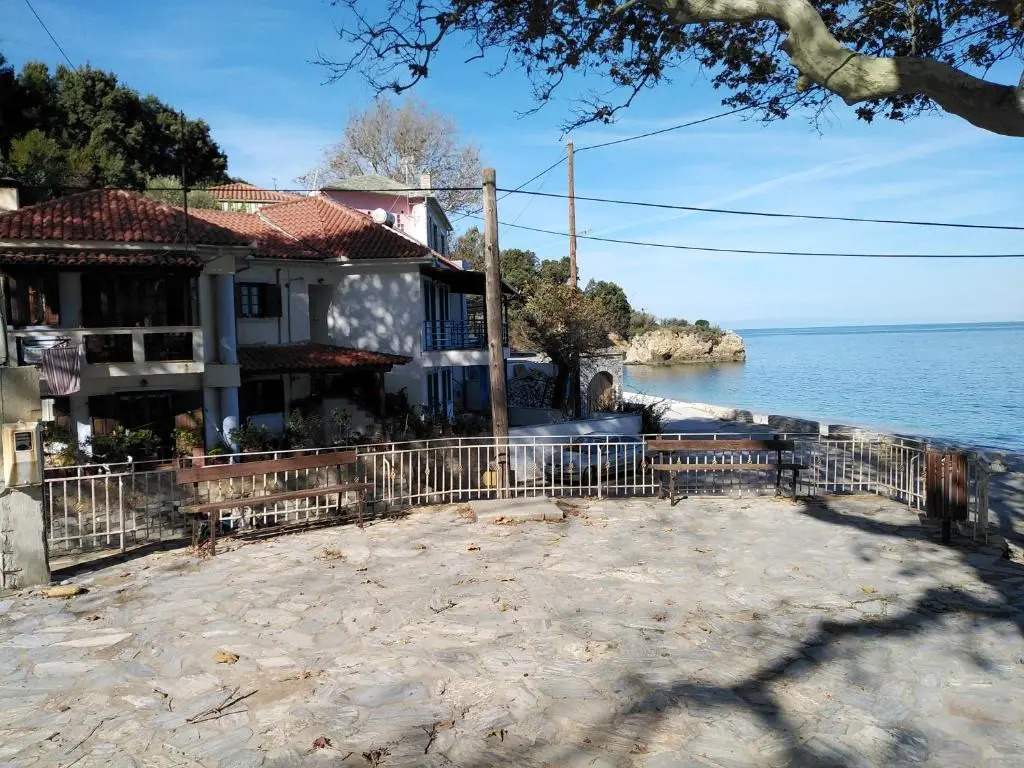 Kamari Beach guest house